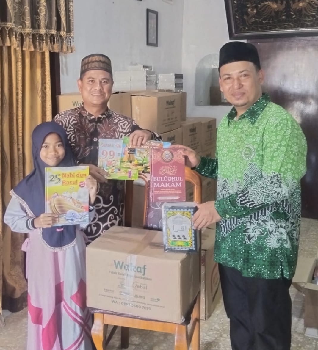 Azhar Kiran Sosok Pendidik di Lingkungan Kementrian Agama Pidie dan Aktif dalam Organisasi Perkumpulan Guru Madrasah (PGM) Indonesia di Aceh yang Berhasil Gerakkan Restorasi Spiritual Pasca-Bencana di Aceh.