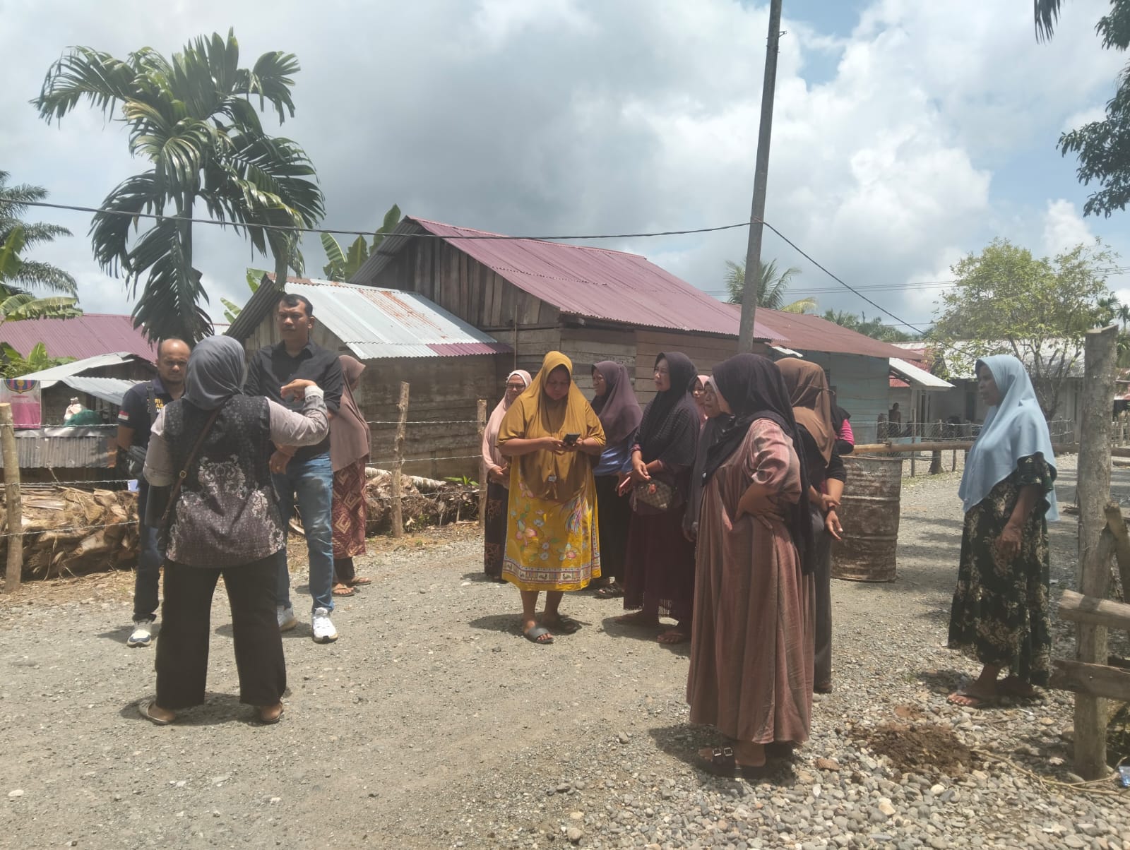 LSM GMBI ACEH TURUN KELOKASI WARGA EMAK-EMAK BLOKADE JALAN YANG DI LINTASI TRUK PENGANGKUT PASIR YANG DI DUGA DARI GALIA C ILEGAL